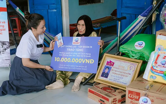 Hình ảnh đội ngũ hỗ trợ khách hàng chuyên nghiệp của iwinclub, sẵn sàng phục vụ 24/7 qua nhiều kênh liên lạc.